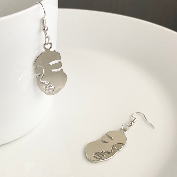 NEW Human Face Earrings in Silver color - Picture 2 of 6